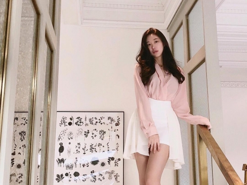 妹子貼身窄裙大露逆天長腿，向前傾「美嫩翹臀」邪惡乍現！性感姿勢太銷魂！