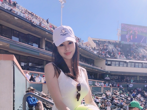 性感正妹美乳「猖狂溢出」比基尼！渾圓奶球當肉墊　狗狗躺的很舒服！