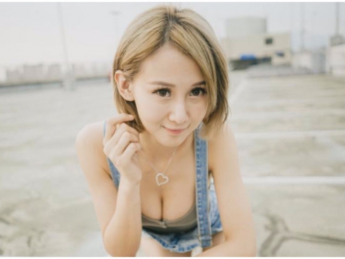 宛若妖精降臨！「格鬥美少女」Riva 裝扮遊戲角色　極短白色洋裝散發滿滿仙氣！