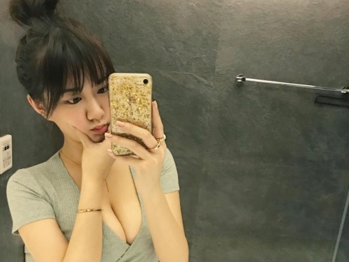 泳池邊最美好風景！正妹「曬北半球」比基尼畫面超養眼，辣到快窒息！