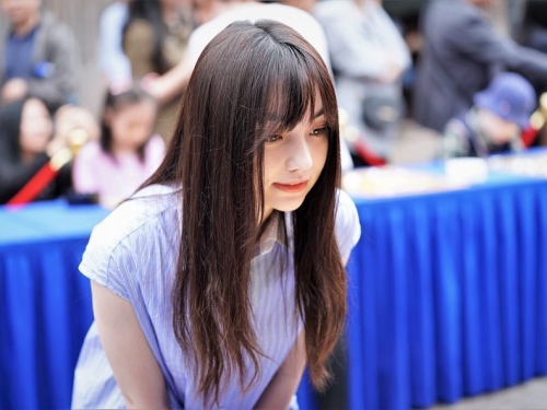 圍棋正妹黑嘉嘉「1打100」對戰切磋　自帶仙氣「美出新高度」網讚：千年一遇無誤