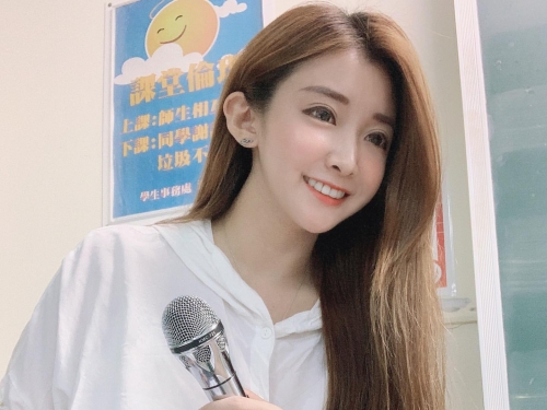 學習慾爆發！大學「正妹英文講師」Rebeca小花太正　衣服底下還隱藏美乳