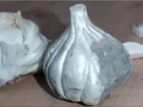 人妻買大蒜剝不開 刀子一切傻眼：水泥做的