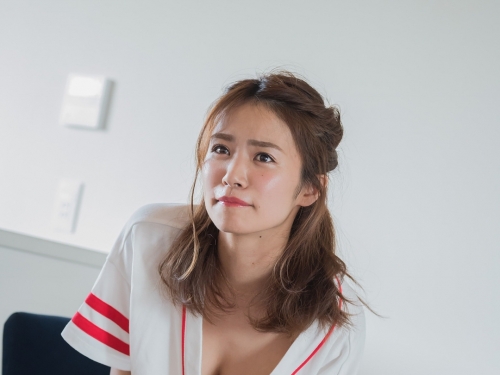 勝利女神「巨乳正妹」胸前負重太辛苦　雙乳放上桌子減輕重量！
