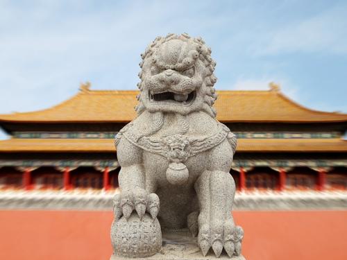 紫禁城門口石獅子嘴裡為何放石球？ 佩服古人智慧