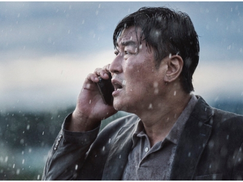「國民影帝」宋康昊再發威！航空災難片《緊急迫降》坎城影展首映、全場 14 分鐘拍手...