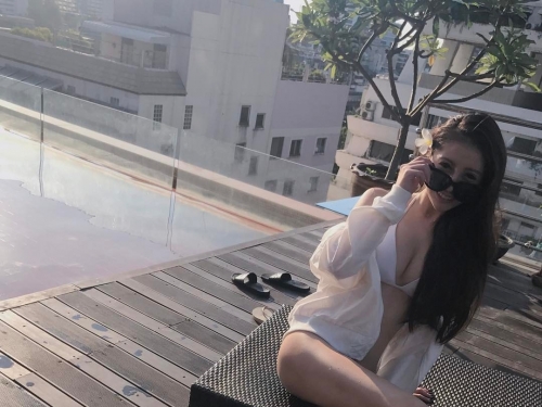 脾氣很差！美乳正妹比基尼爆乳「超胸狠」　兩顆長輩很有威嚴！
