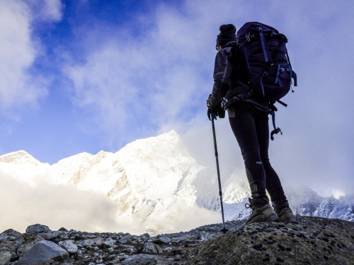 暴雪驚魂！聖母峰登山客用「鍋子挖出生路」曝慘況