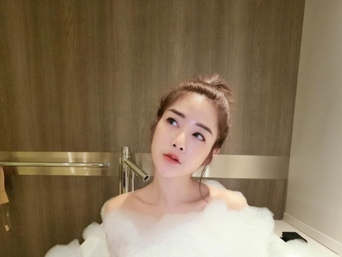 洗澡也想使壞！白嫩大胸妹「深夜福利」大放送！超養眼的「害羞畫面」真的好猛…