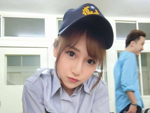 正妹直播主「招牌笑容」超電人！性感大玩「女警角色扮演」！粉絲大喊吃不消了…