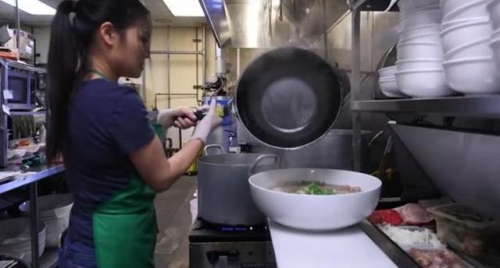 美國“任性”的麵館，1小時內吃完一碗麵，老闆會倒貼100美金