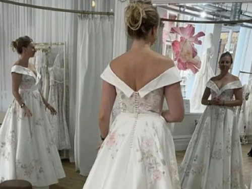 新娘試穿婚紗驚見「雙鏡倒影不同」 專家看了也嚇壞：照片沒造假