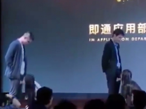 糗大了！公司尾牙不雅影片外流　男生夾水瓶...襯衫OL「低頭開」