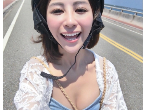 超正華航空姐遊澎湖！「低胸爆乳背心」騎摩托車大曬嫩乳，超犯規身材穿制服後超阿嘶...