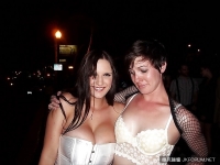 不只嫉妒到死..小胸女&巨乳妹合照的4反應
