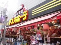 原本以為日本這間年收 6000 億日幣的「激安殿堂」上頭掛的 POP 是印刷品，沒想到看完她親手繪製的過程後我都傻了！