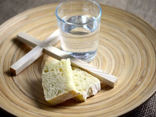 抗議監獄沒素食餐！ FTX創辦人慘況曝、律師：只吃「麵包配水」維生