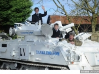 軍迷爸爸每天開坦克送孩子上學