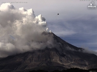 《墨西哥科利馬火山網路攝影機拍到黑色鑽石形UFO！》