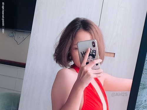 超火辣！「星巴克大奶正妹」只穿圍裙遮點，「雪乳外溢」讓人想多加奶泡！
