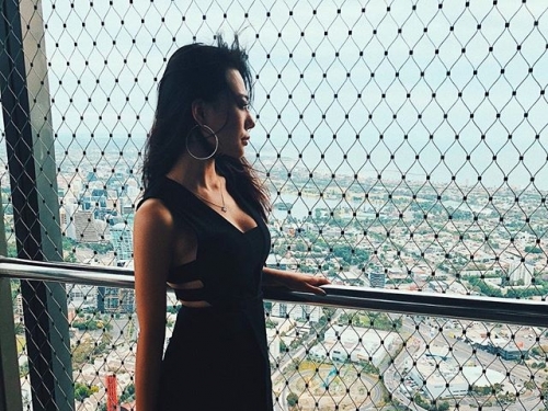 不忍直視的好身材！個性派正妹「Kimmy」前凸後翹，讓人目光完全聚焦在「雙峰」上！