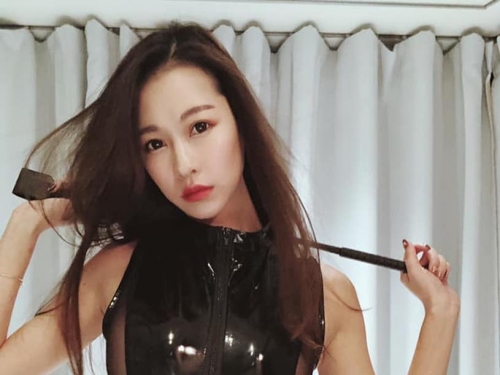 正妹Neko銀小喵「藍色大深V裝」辣爆，身材超好太讓人上火！