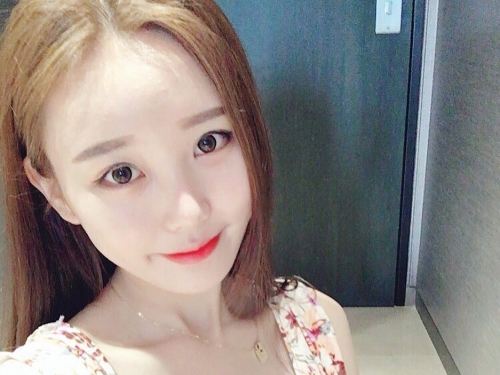 運動正妹胸前「嫩乳Ｑ彈」要爆出…熱狗一口咬下，表情滿足嬌喊好好吃～