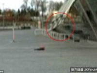 與死神擦肩而過！　女孩死裡逃生一瞬間