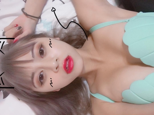 成人童話！邪惡白雪公主「伊娃」爆乳哄睡　網友搶聽床邊故事！