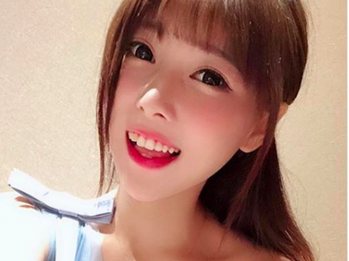 正妹朱維維「童顏臉蛋」太逆天，甜美吐舌「身材也是好兇」啊！