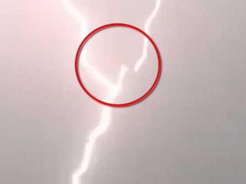 驚險瞬間！倫敦飛機遭「3道閃電擊中」…天空爆出隆隆巨響
