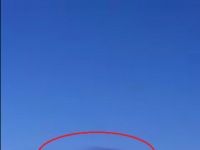 《客機乘客拍到帶紅光和較小的高空飛行物體！》