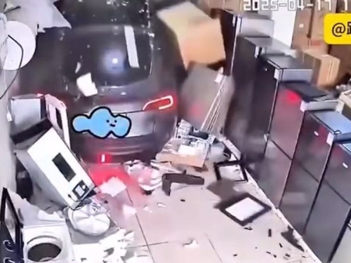電動車失控撞進電器行 陸網笑稱「恭喜老爺！賀成交」