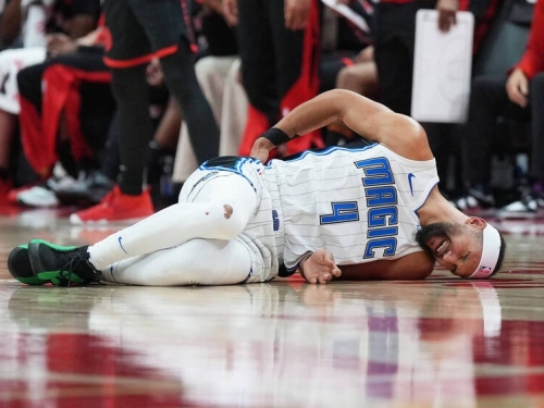 NBA》蘇格斯無碰撞受傷倒地不起、坐輪椅退場 魔術傷兵恐再+1