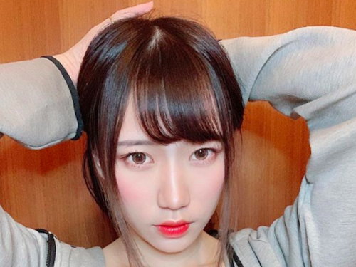 正妹「拉鍊壞掉」蹦出渾圓雙乳，性感美照一張比一張吸睛！