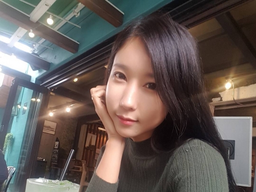好養眼！妹子Ｖ領大開「白嫩乳球」乍現　中間好深一條讓人雙眼超聚焦！
