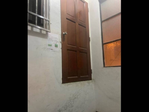 大門與地面落差超大！ 185外送員踮腳才摸到門把：真的有住人