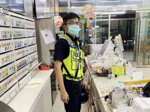 怕沒人顧店！大夜店員慢性病發作不就醫 暖警站櫃台「代班」