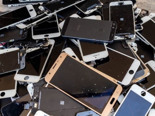 iPhone手機貼滿20公尺牆 超狂奇景13萬人看呆