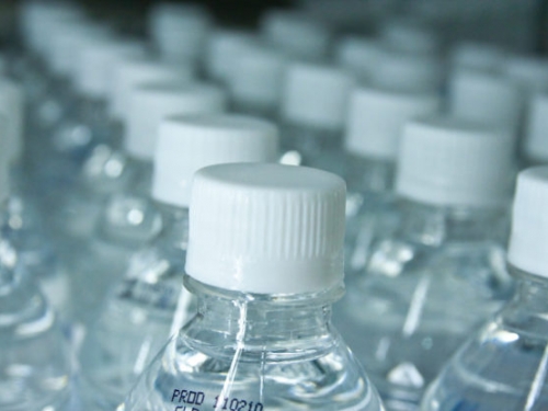 瓶裝水是暴利，且加劇缺水與氣候危機