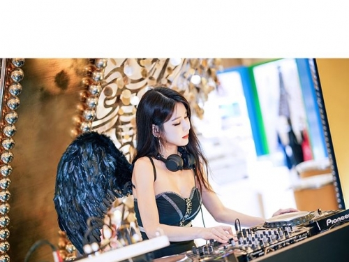 S曲線超狂女DJ「SIENA」一邊刷盤一邊晃動嫩乳，私底下的泳裝照真的超想讓人犯罪！