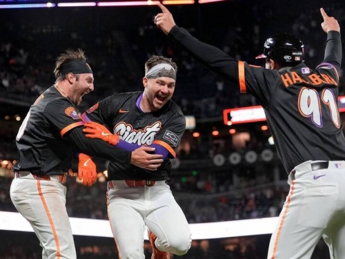 MLB》巨人捕手跑出再見場內轟喊好累！ 逗趣回應：比較希望它過牆