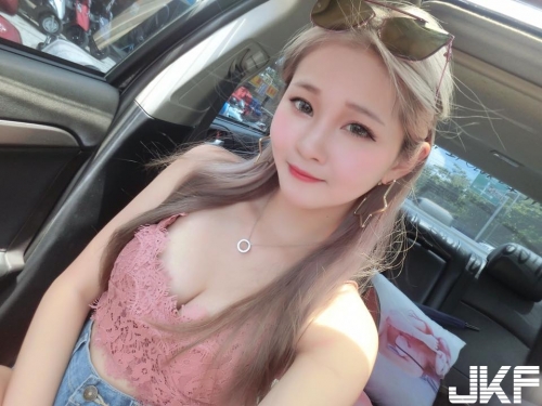 嫩乳妹子「黑色誘惑」床上風光好養眼！「兇狠乳量」光看就醉了！