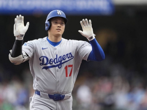 MLB》飛出場外！大谷翔平「噴濺全壘打」 球迷15度低溫跳海搶球