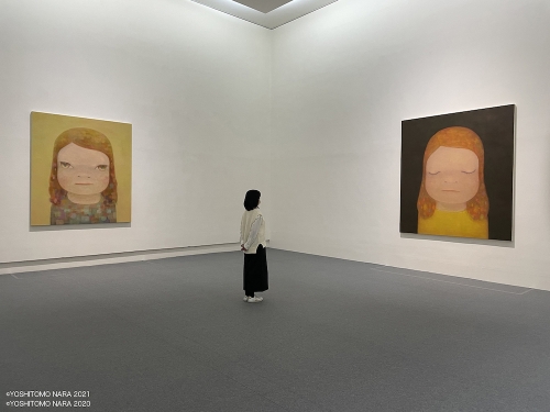 《奈良美智特展》正式開幕！為台灣特地創作「朦朧潮濕的一天」、新作「月光小姐」登...