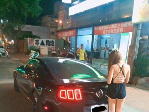 極品狂乳正妹「車頭燈長大」公開招收男徒弟！沒想到她的男徒竟然已超過7萬人...