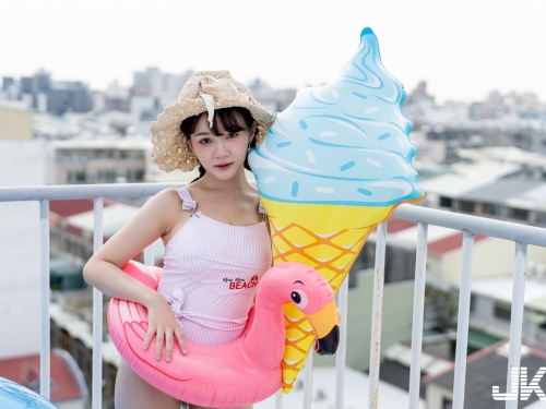 翹臀美乳大方露！電眼美少女「倩倩」性感連身泳裝好想和她一起玩水！