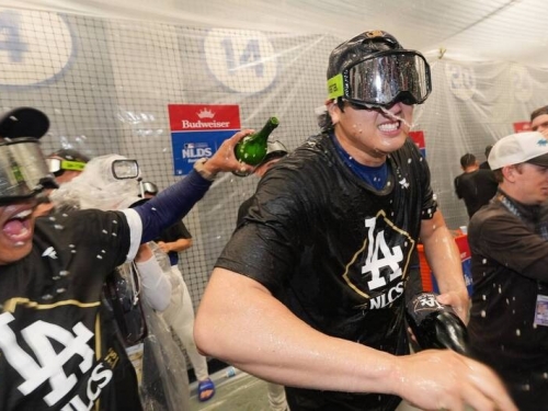 MLB季後賽》道奇創史上首見壯舉！大谷躺平狂噴香檳大讚佐佐木朗希