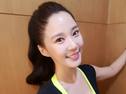 正妹胸前布料遮不住！「爆乳」看似要飛出！「魔鬼曲線」完美展露讓人血脈噴張