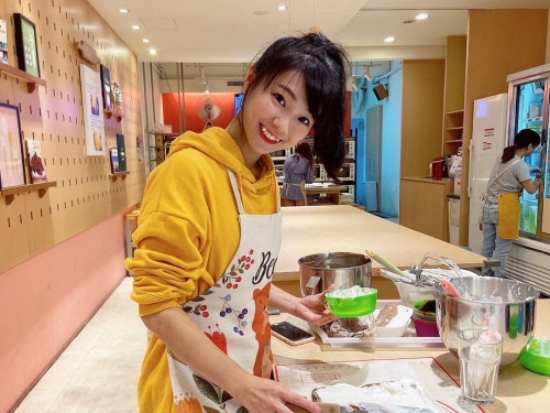 超萌「購物台主持人」琳琳一對虎牙太可愛　深深酒窩好甜！